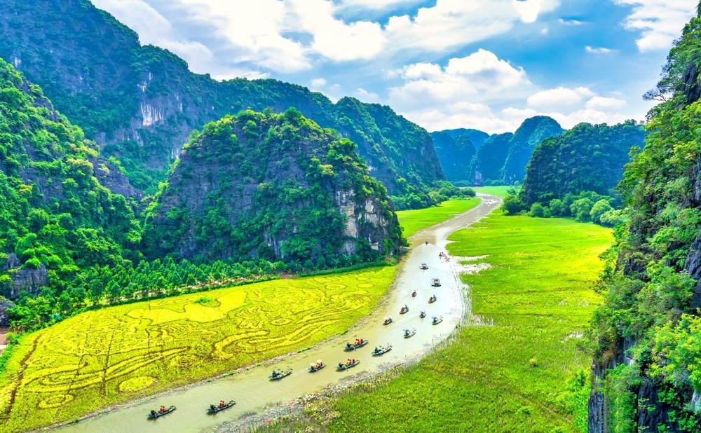 ¿Dónde alojarse en Vietnam? Las 9 mejores zonas y buenos hoteles 15 Montañas kársticas y arrozales a orillas del río Ngo Dong en Tam Coc, Ninh Binh
