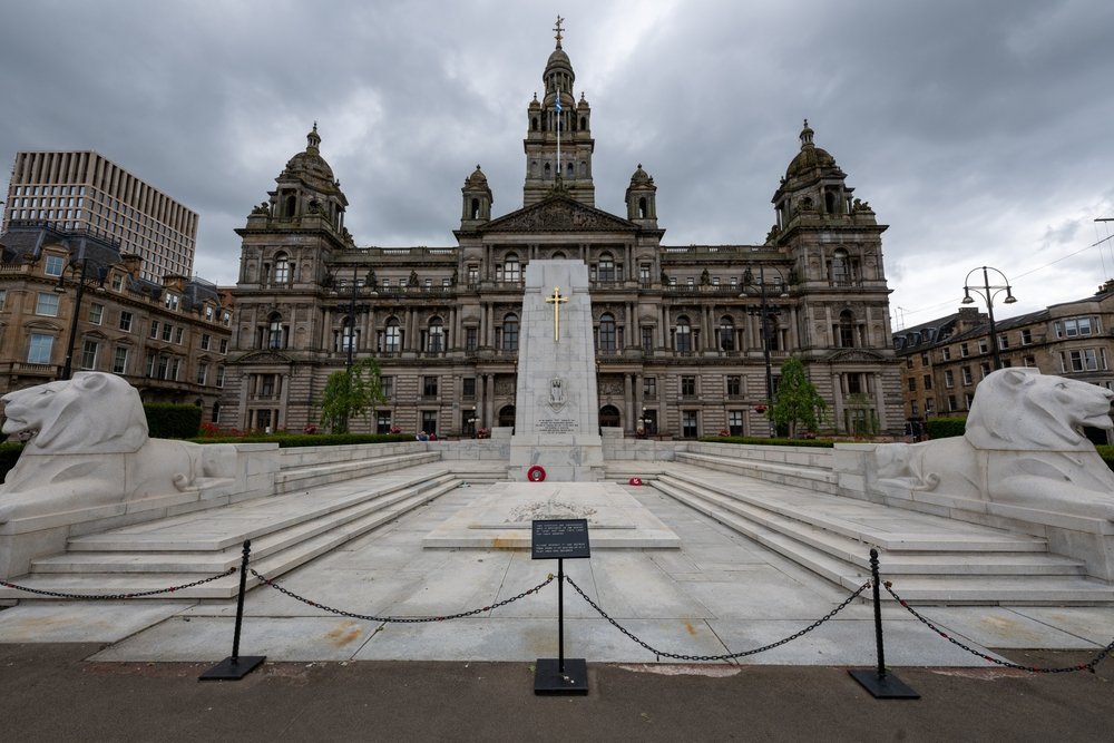 Qué ver en Glasgow - 18 cosas que hacer, y la mayoría no cuestan nada 22 El monumento de George Square frente al ayuntamiento City Chambers en Glasgow
