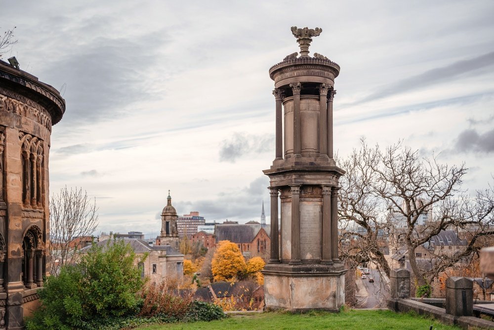 Qué ver en Glasgow - 18 cosas que hacer, y la mayoría no cuestan nada 19 Monumentos funerarios en la Necrópolis con vistas sobre Glasgow