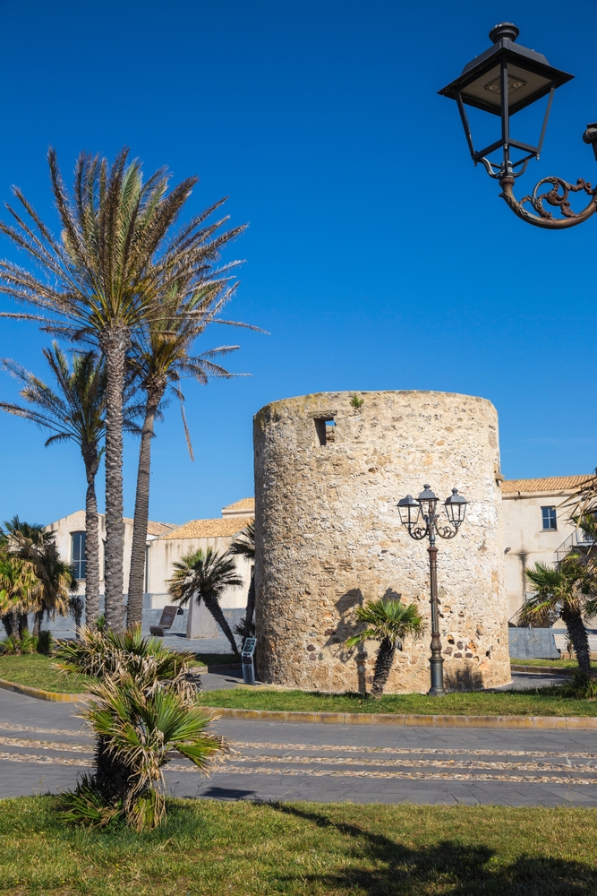 La muralla y los bastiones junto al casco antiguo de Alghero, en Cerdeña