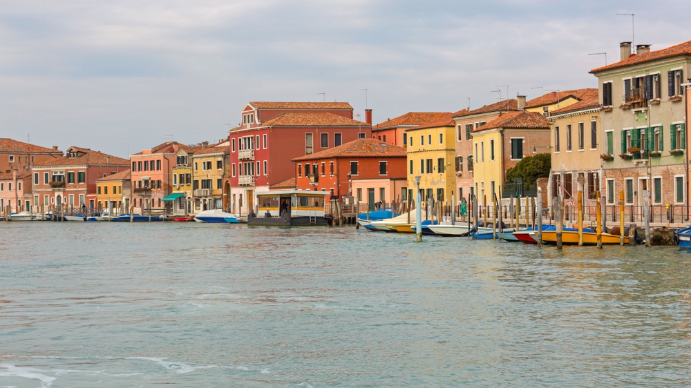 Casas de colores junto a un canal en Murano, cerca de Venecia