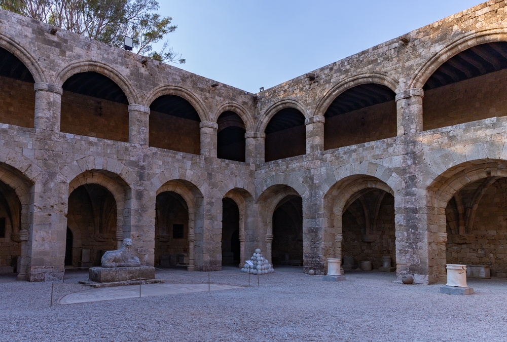 Qué ver en Rodas: las 18 mejores cosas que hacer 24 El patio del Museo Arqueológico de la ciudad de Rodas