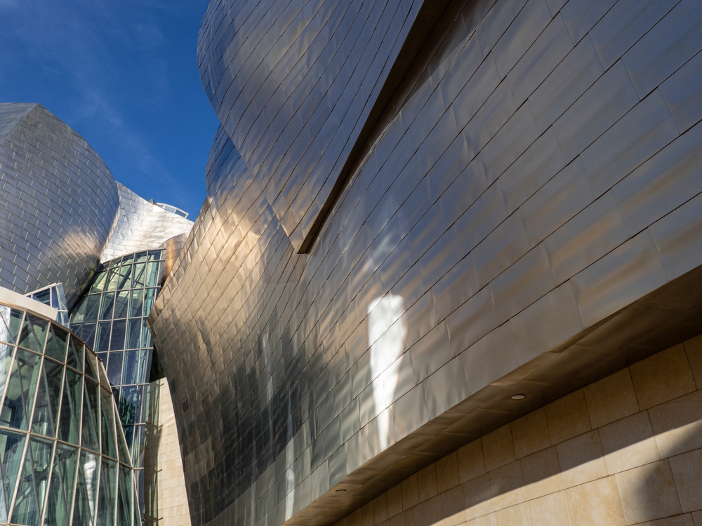 El Museo Guggenheim, diseñado por Frank Gehry, en Abandoibarra, Bilbao