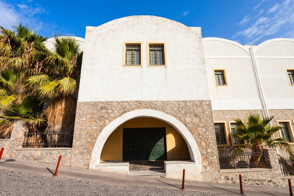 Qué ver en Santorini: 18 cosas que hacer, de la puesta de sol en Oia a las playas volcánicas 26 Museum of Prehistoric Thera en Fira
