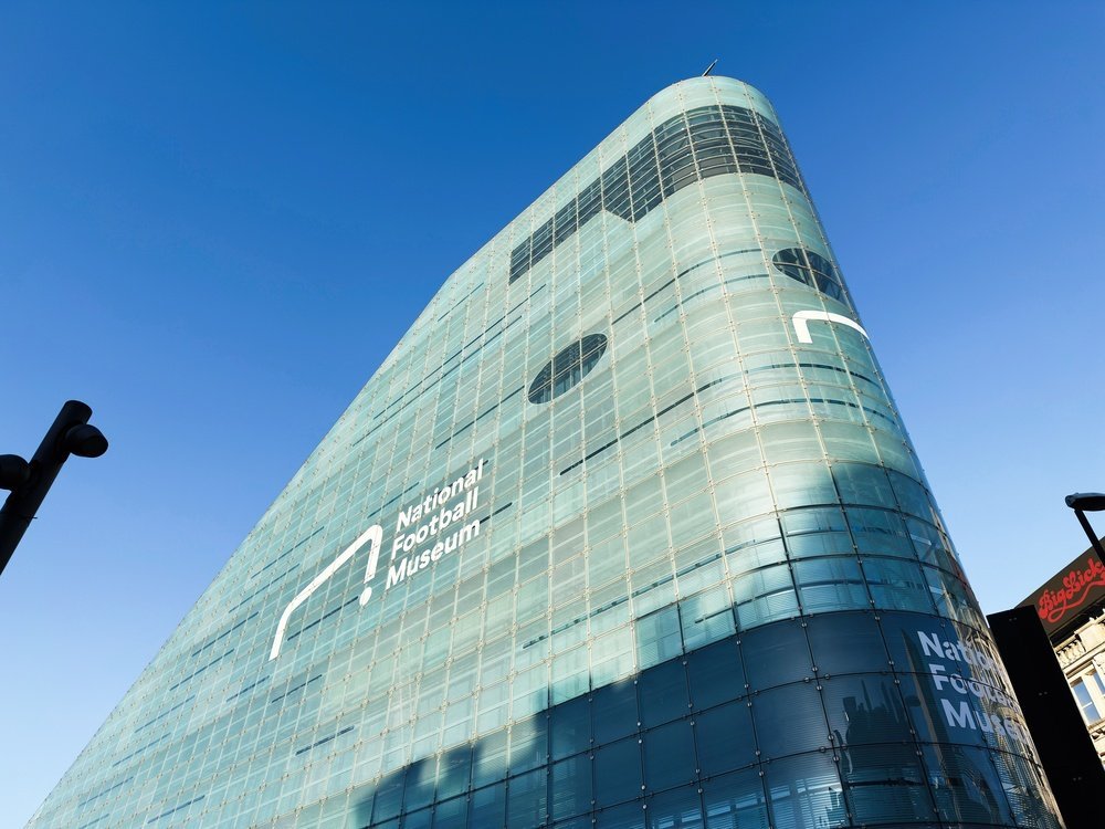 Qué ver en Manchester - las 18 mejores cosas que ver y hacer en la ciudad del fútbol y la música 23 National Football Museum en el edificio de cristal Urbis, en Manchester