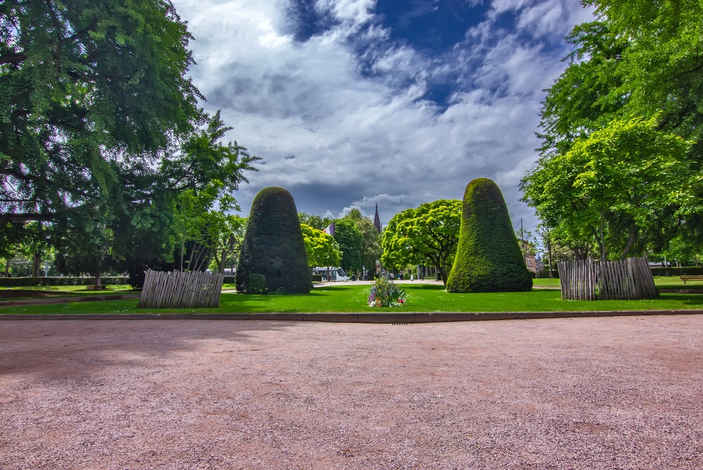 ¿Dónde alojarse en Estrasburgo? Las 6 mejores zonas y buenos hoteles 12 Place de la République con árboles y jardines en Neustadt, Estrasburgo