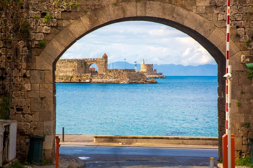 ¿Dónde alojarse en Grecia? Las 13 mejores zonas y buenos hoteles 22 Old Town de la ciudad de Rodas con casas medievales dentro de la muralla