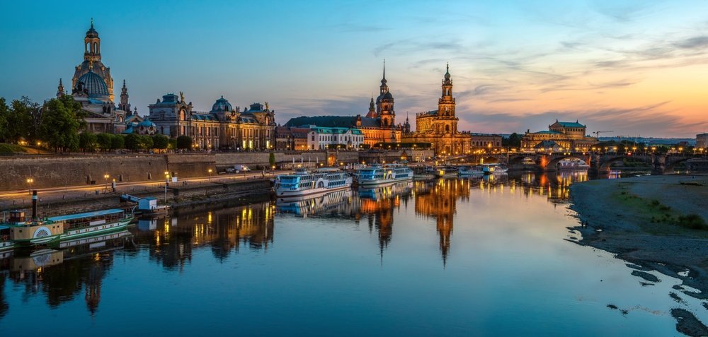 ¿Dónde alojarse en Alemania? Las 11 mejores zonas y buenos hoteles 17 Old Town de Dresde con torres de iglesias y el Augustusbrücke sobre el Elba con la luz del atardecer