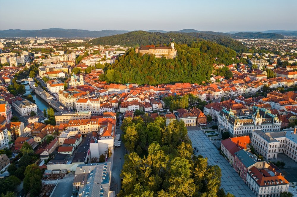 ¿Dónde alojarse en Eslovenia? Las 6 mejores zonas y buenos hoteles 9 Old Town de Liubliana con el castillo en la colina y el río Ljubljanica