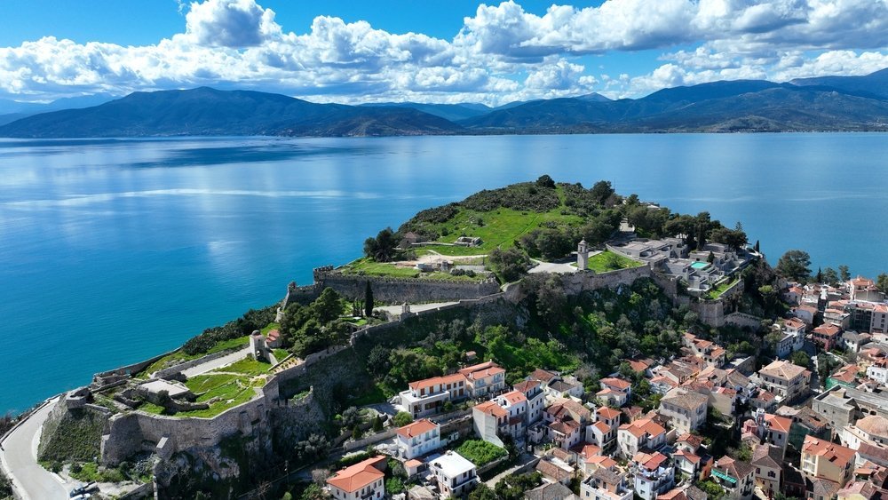 ¿Dónde alojarse en Grecia? Las 13 mejores zonas y buenos hoteles 27 Old Town de Nauplia y la fortaleza de Akronafplia vistos desde el aire
