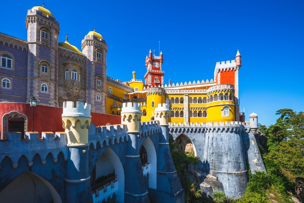 Qué ver en Lisboa: las 20 mejores cosas que hacer 41 Palacio da Pena sobre una colina en Sintra