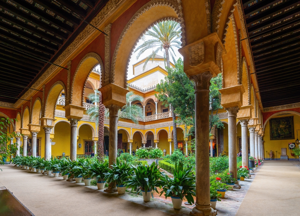 Qué ver en Sevilla: las 17 mejores cosas que hacer 30 El patio principal del Palacio de las Dueñas en Sevilla