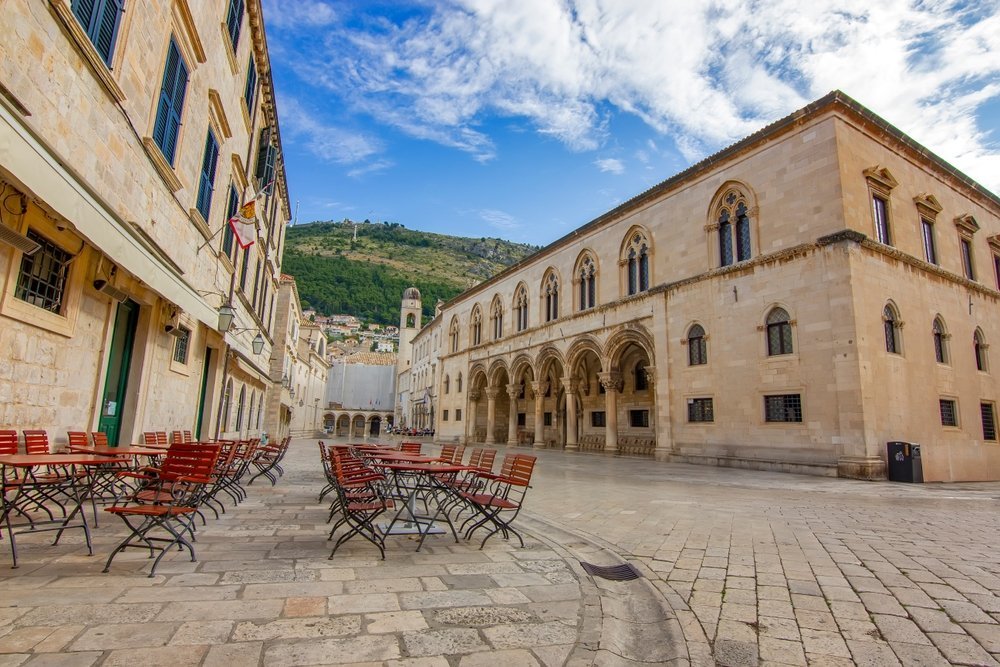 Qué ver en Dubrovnik: 18 cosas que hacer, de la muralla y Lokrum al atardecer desde el Srđ 23 Palacio del Rector de Dubrovnik con su pórtico gótico