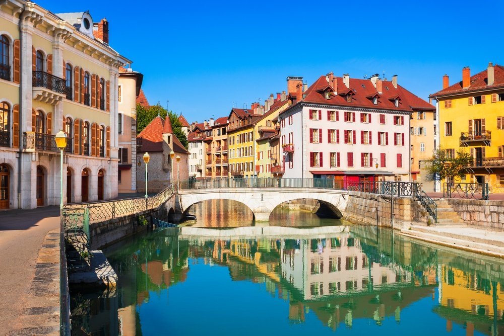 ¿Dónde alojarse en Annecy? Las 5 mejores zonas y buenos hoteles 7 Palais de l'Isle en el canal del Thiou, en el Old Town de Annecy, visto desde el Pont Perrière