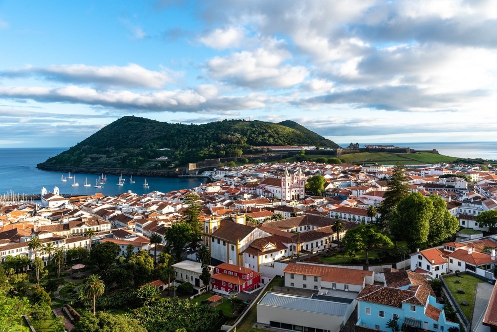 Panorámica aérea del centro histórico, el puerto y el fuerte