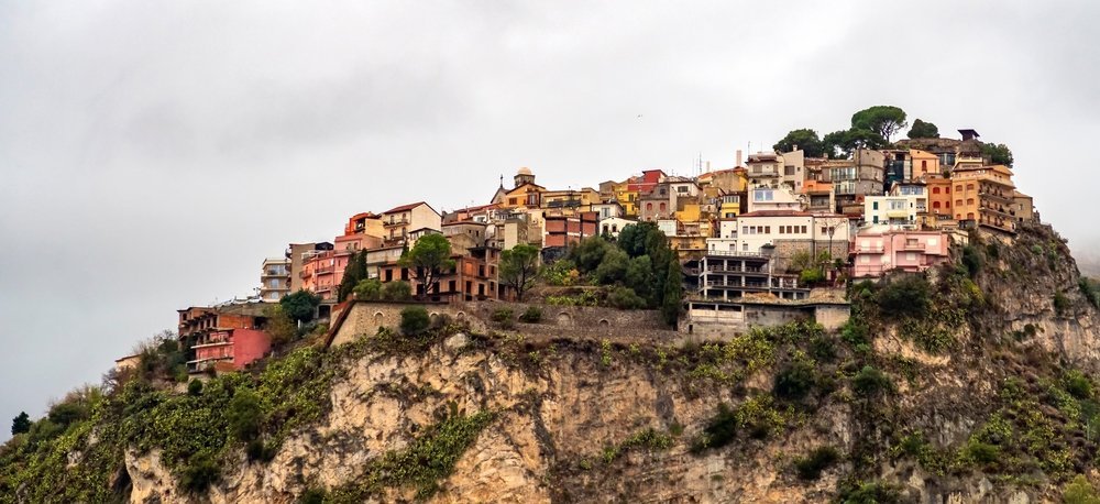 ¿Dónde alojarse en Taormina? Las 6 mejores zonas y buenos hoteles 12 Panorámica del pueblo de montaña de Castelmola