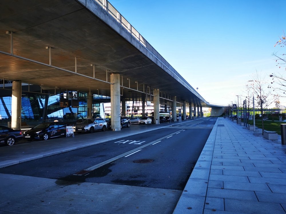 Del aeropuerto de Bergen al centro - guía de transporte 11 La parada de taxis frente al aeropuerto de Bergen Flesland