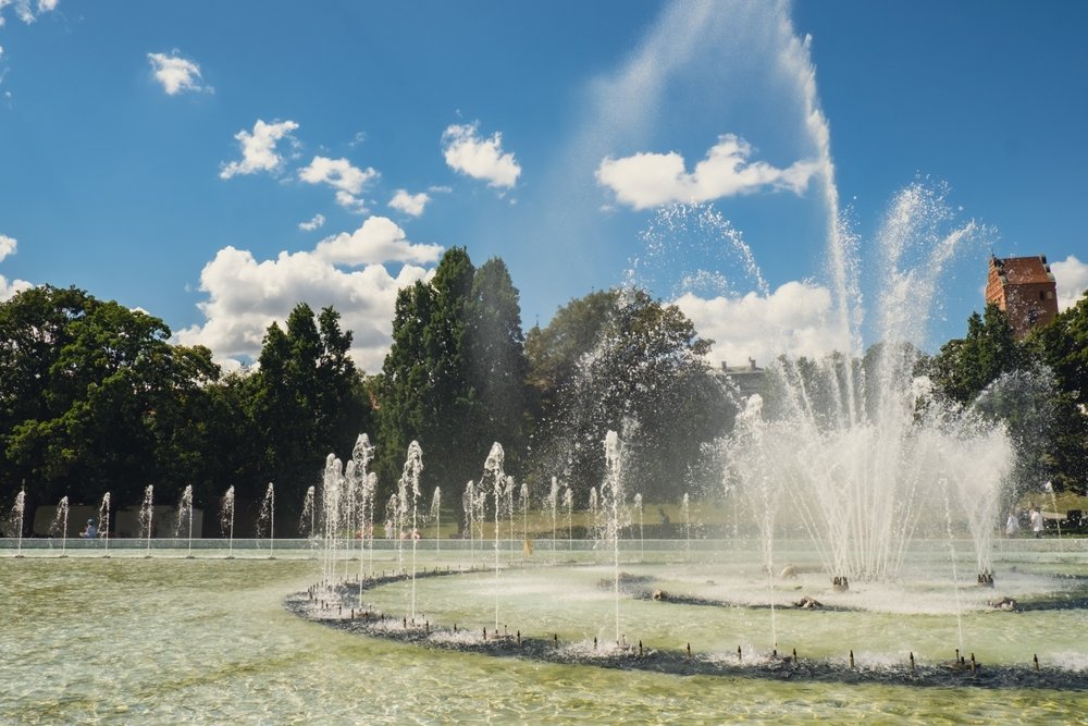 Qué ver en Varsovia: 17 cosas que hacer en la ciudad que resurgió de sus ruinas 22 El Parque de las Fuentes Multimedia junto al río Vístula, al pie del Old Town de Varsovia