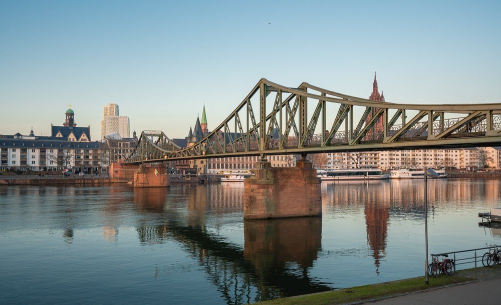Qué ver en Fráncfort: 18 cosas que vivir entre los rascacielos y las tabernas de sidra 26 La pasarela de hierro Eiserner Steg sobre el Meno en Frankfurt