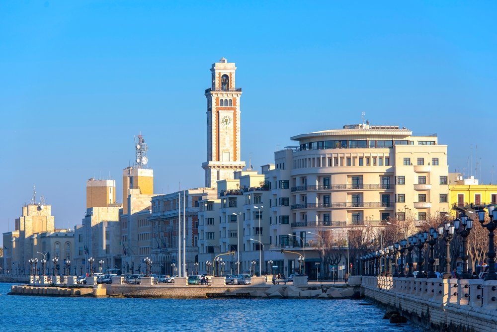 Paseo marítimo Lungomare con el Palazzo della Provincia en Bari