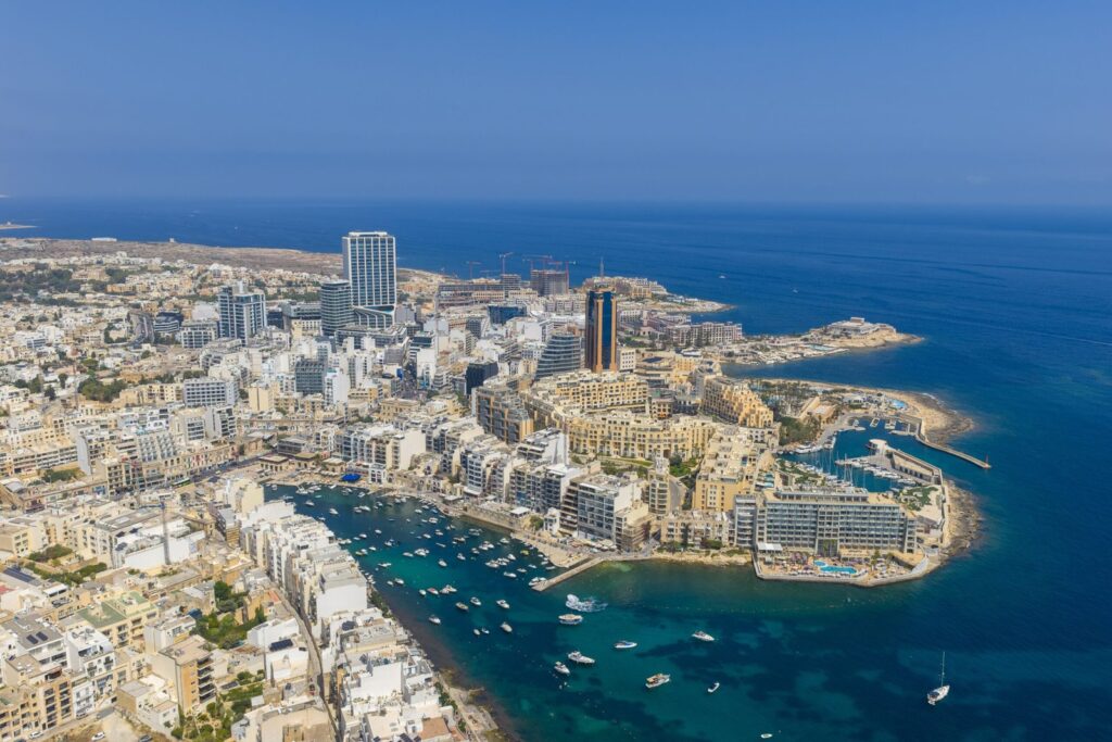 Del aeropuerto de Malta a La Valeta y a tu hotel - guía de transporte 8 El paseo marítimo de Sliema visto desde el aire