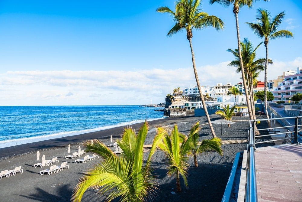 ¿Dónde alojarse en La Palma? Las 6 mejores zonas y buenos hoteles 12 El paseo de palmeras y la playa de arena negra de Puerto Naos, en La Palma