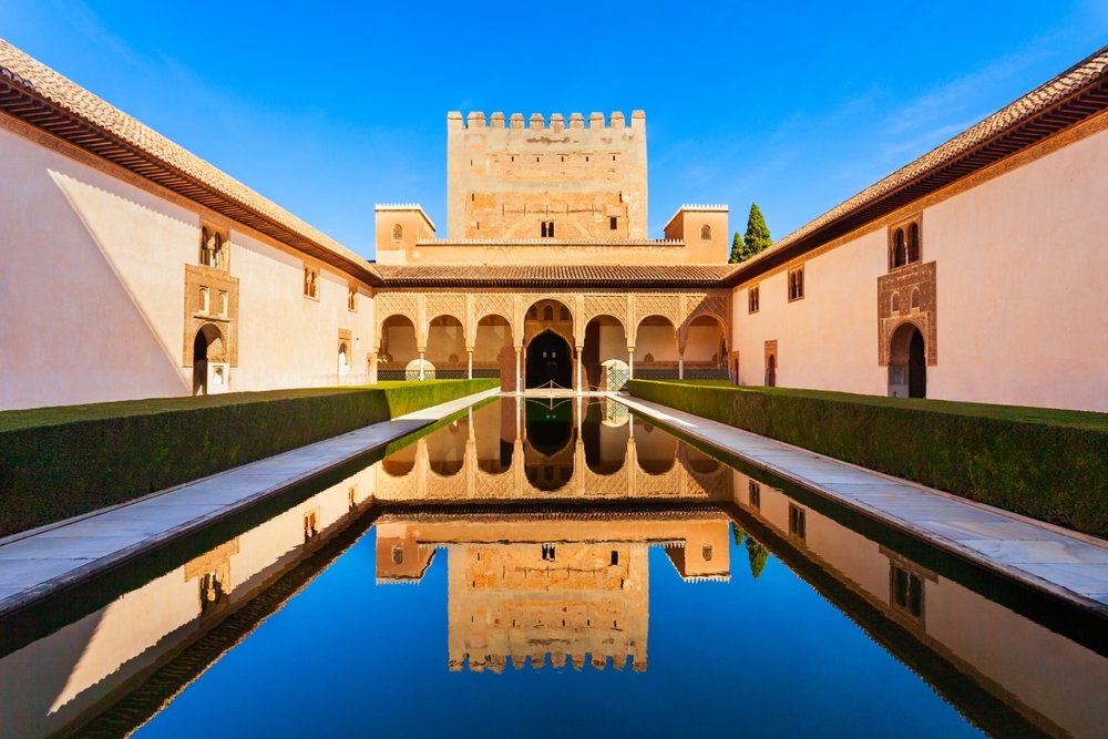 ¿Dónde alojarse en España? Las 14 mejores zonas y buenos hoteles 20 Patio de los Arrayanes en el Palacio de Comares de la Alhambra de Granada
