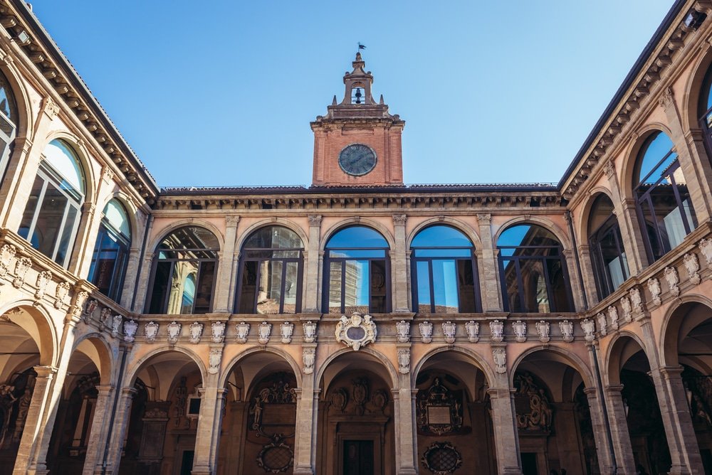 Qué ver en Bolonia: las 17 mejores cosas que ver, probar y hacer en la capital gastronómica de Italia 20 Patio con soportales del Palazzo dell'Archiginnasio en Bolonia