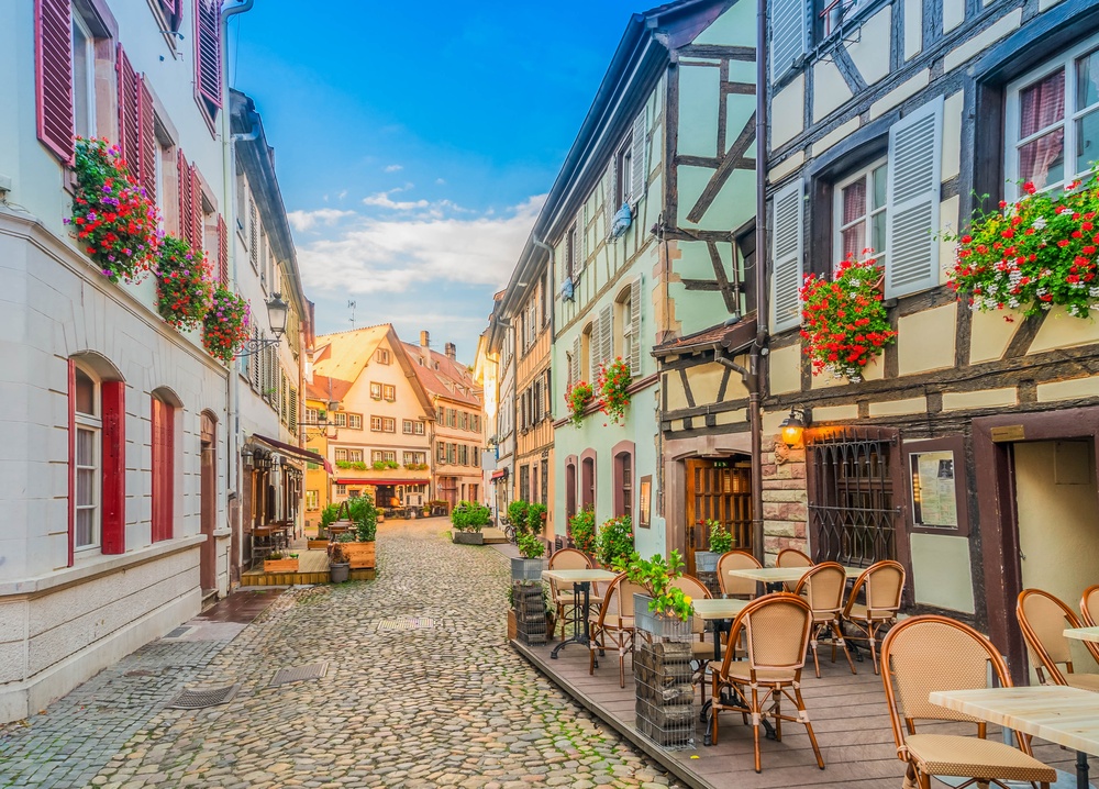 ¿Dónde alojarse en Estrasburgo? Las 6 mejores zonas y buenos hoteles 10 Calle con casas de entramado de madera en el barrio medieval de Petite France, Estrasburgo