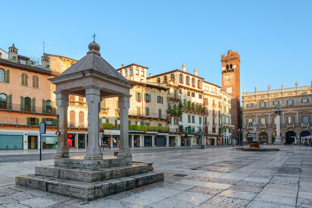 ¿Dónde alojarse en Verona? Las 6 mejores zonas y buenos hoteles 10 Piazza delle Erbe en el casco antiguo de Verona con los antiguos palazzi alrededor de la plaza