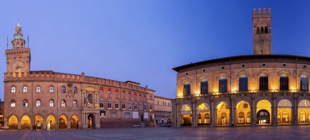 Qué ver en Bolonia: las 17 mejores cosas que ver, probar y hacer en la capital gastronómica de Italia 17 Piazza Maggiore con el Palazzo d'Accursio y el Palazzo del Podestà en Bolonia al atardecer
