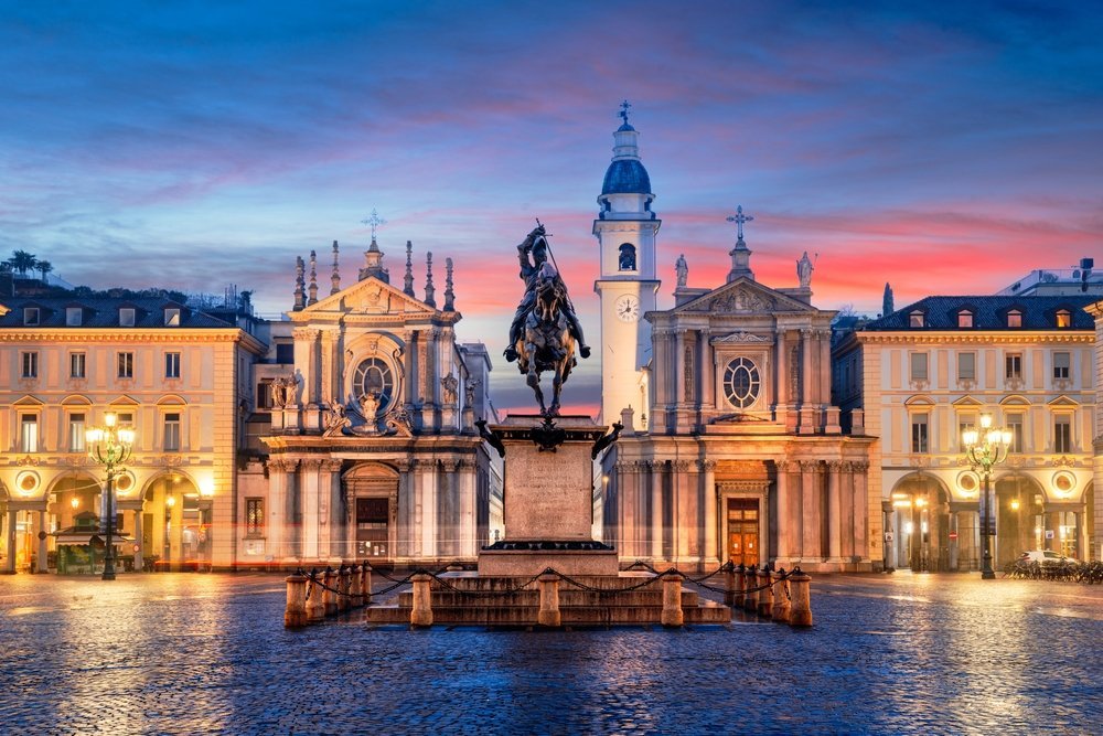 ¿Dónde alojarse en Turín? Las 6 mejores zonas y buenos hoteles 9 Piazza San Carlo en el centro de Turín con la luz del atardecer