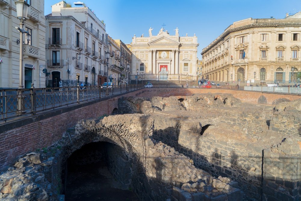 Piazza Stesicoro con el anfiteatro romano en Catania