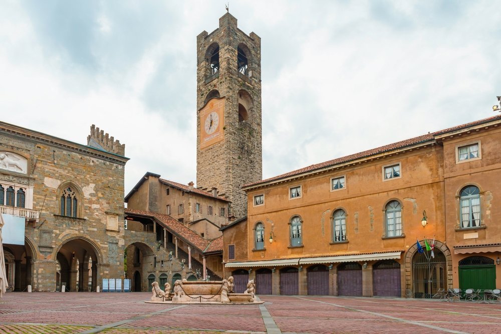 ¿Dónde alojarse en Bérgamo? Las 5 mejores zonas y buenos hoteles 8 La Piazza Vecchia y la torre del reloj Campanone en la Città Alta de Bérgamo