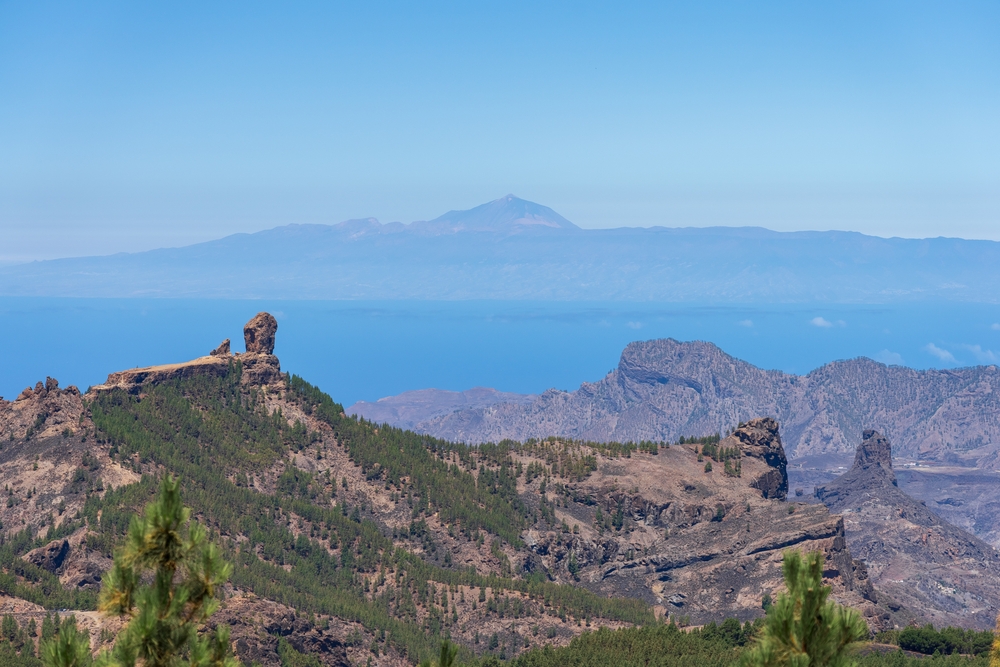 Vista desde el Pico de las Nieves sobre las montañas hacia el Roque Nublo, en Gran Canaria