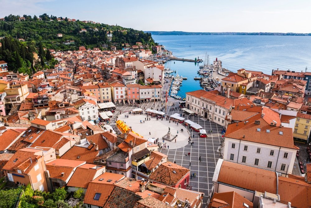 ¿Dónde alojarse en Eslovenia? Las 6 mejores zonas y buenos hoteles 13 Piran y la plaza Tartini vistas desde el campanario de San Jorge con el mar Adriático al fondo
