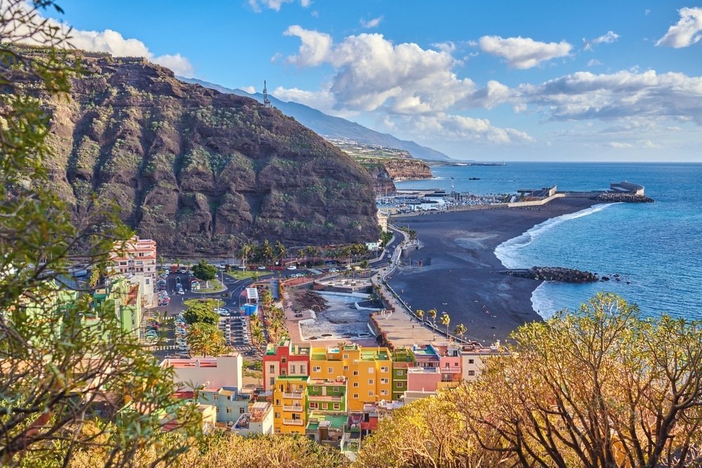 ¿Dónde alojarse en La Palma? Las 6 mejores zonas y buenos hoteles 11 La playa de arena negra y las casas de Puerto de Tazacorte en La Palma