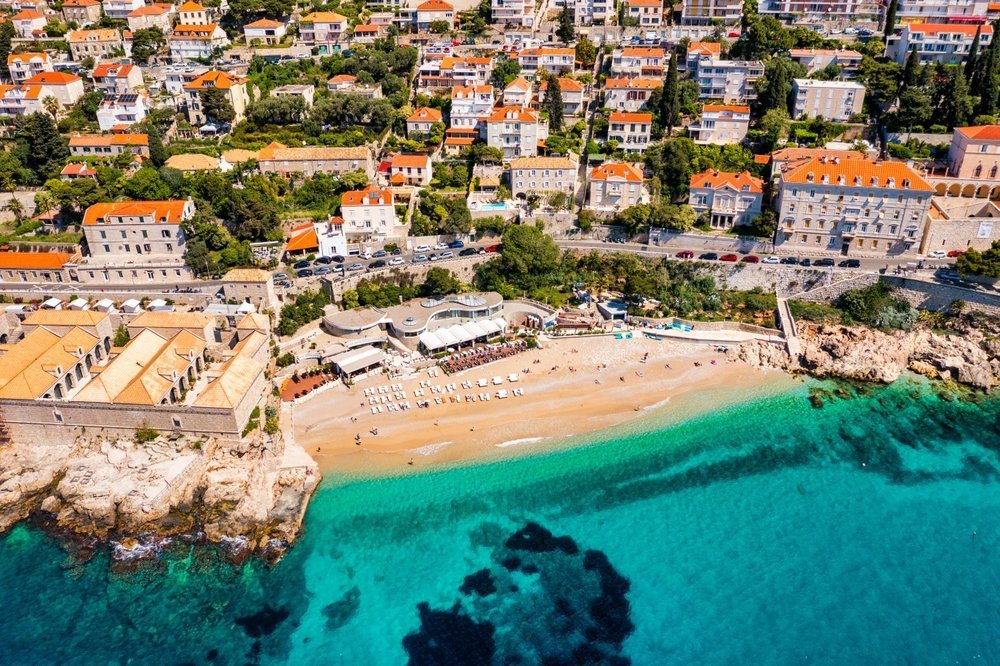 Qué ver en Dubrovnik: 18 cosas que hacer, de la muralla y Lokrum al atardecer desde el Srđ 30 Playa de Banje en Dubrovnik con el Old Town y la muralla al fondo