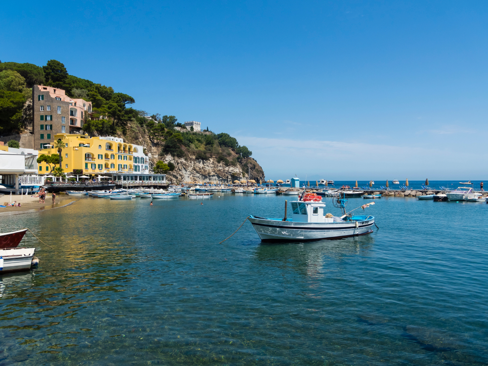 La playa y el puerto junto al Corso Angelo Rizzoli en Lacco Ameno