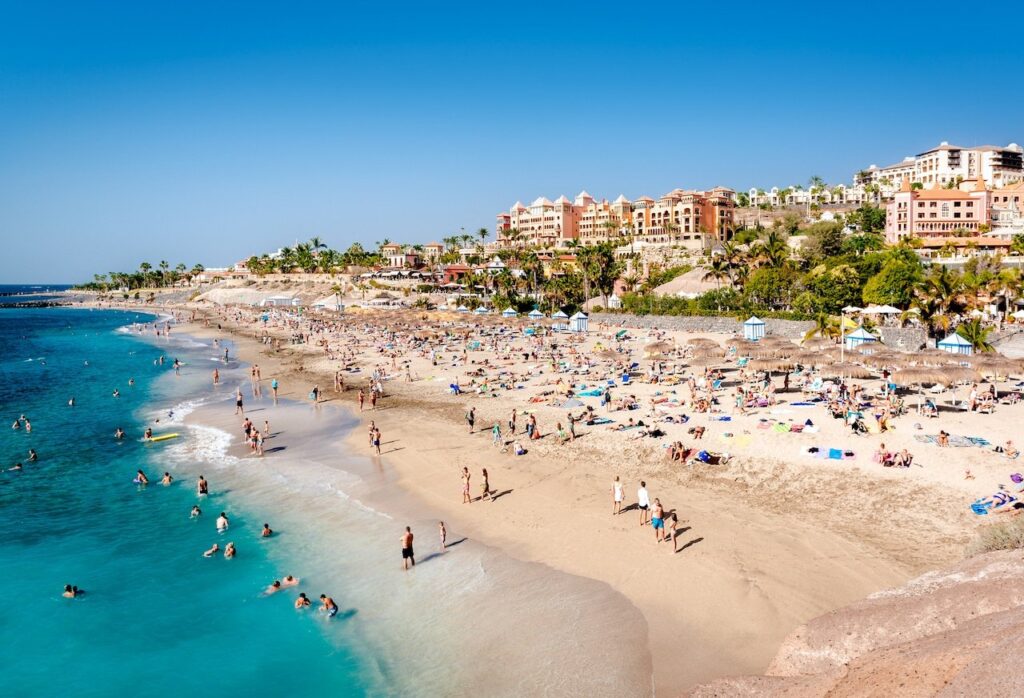 ¿Dónde alojarse en España? Las 14 mejores zonas y buenos hoteles 29 La playa de Costa Adeje en Tenerife