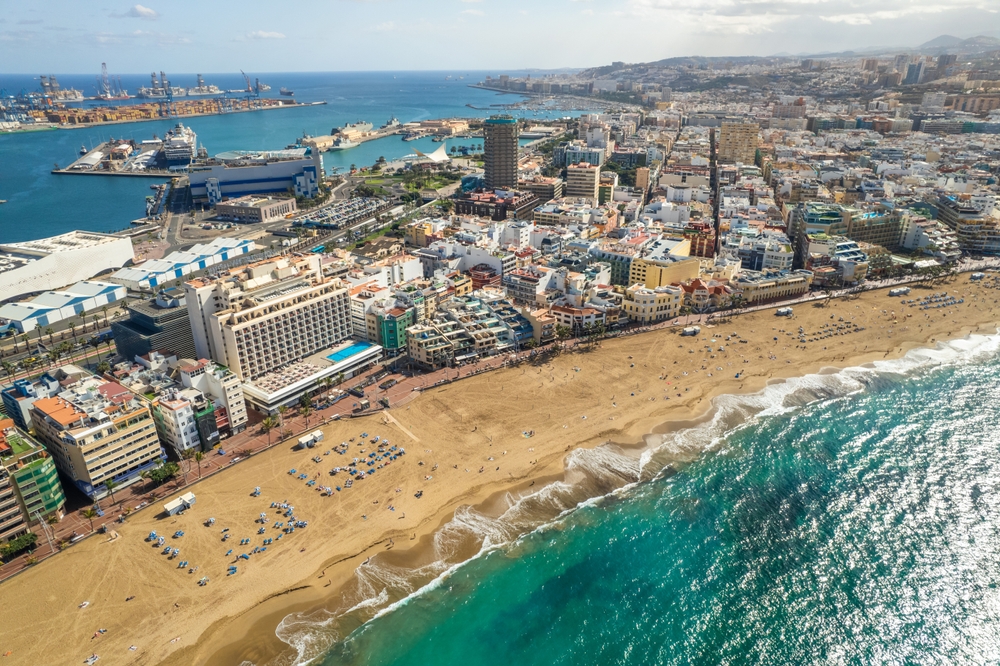 Vista aérea de la playa de Las Canteras en Las Palmas de Gran Canaria
