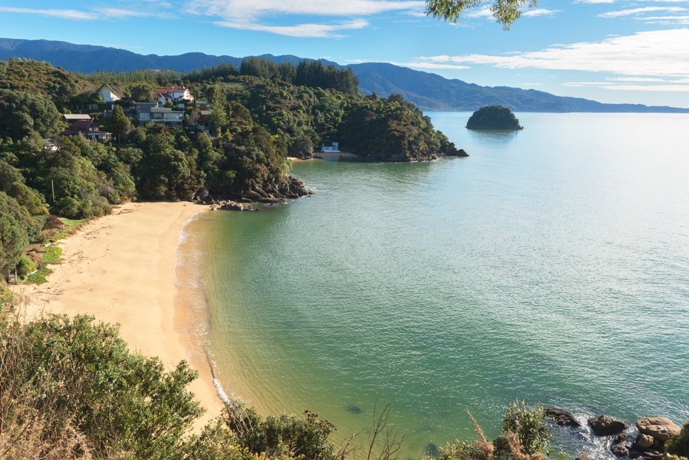 Playa dorada y agua turquesa en Kaiteriteri, junto al Parque Nacional Abel Tasman