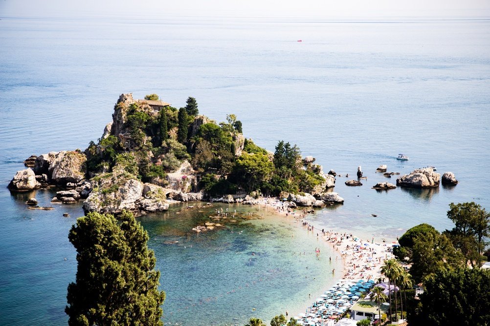 ¿Dónde alojarse en Taormina? Las 6 mejores zonas y buenos hoteles 11 La playa y la isla de Isola Bella