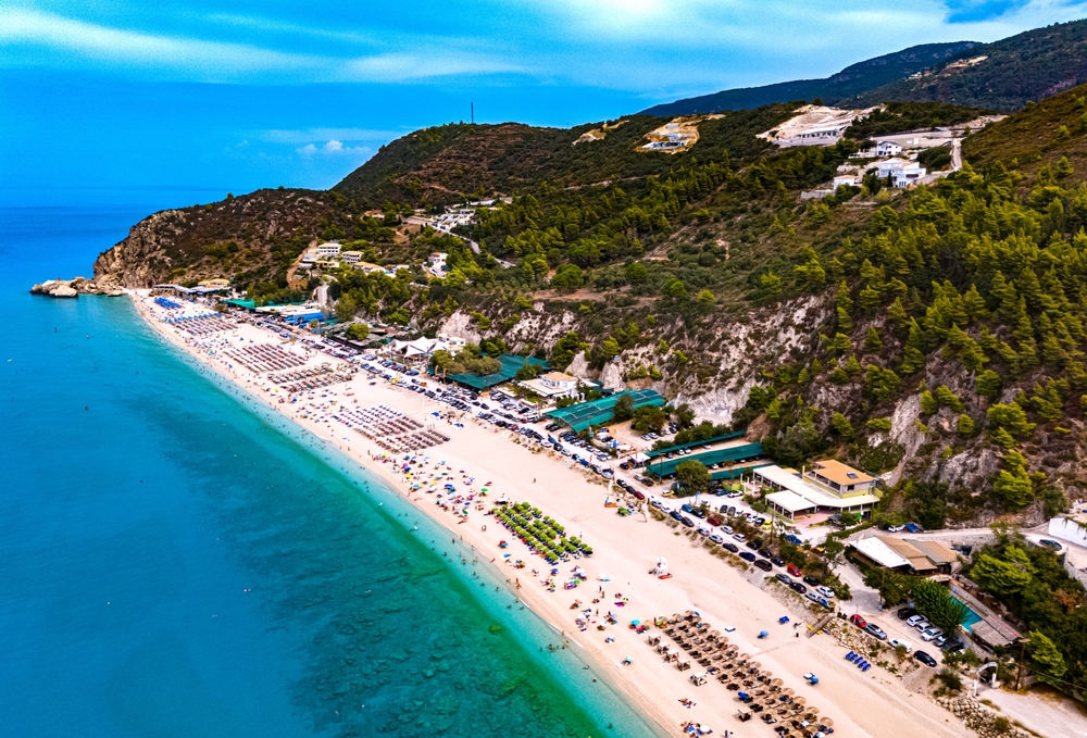 ¿Dónde alojarse en Lefkada? Las 6 mejores zonas y buenos hoteles 10 La playa de Kathisma en la costa oeste de Lefkada, junto al mar Jónico
