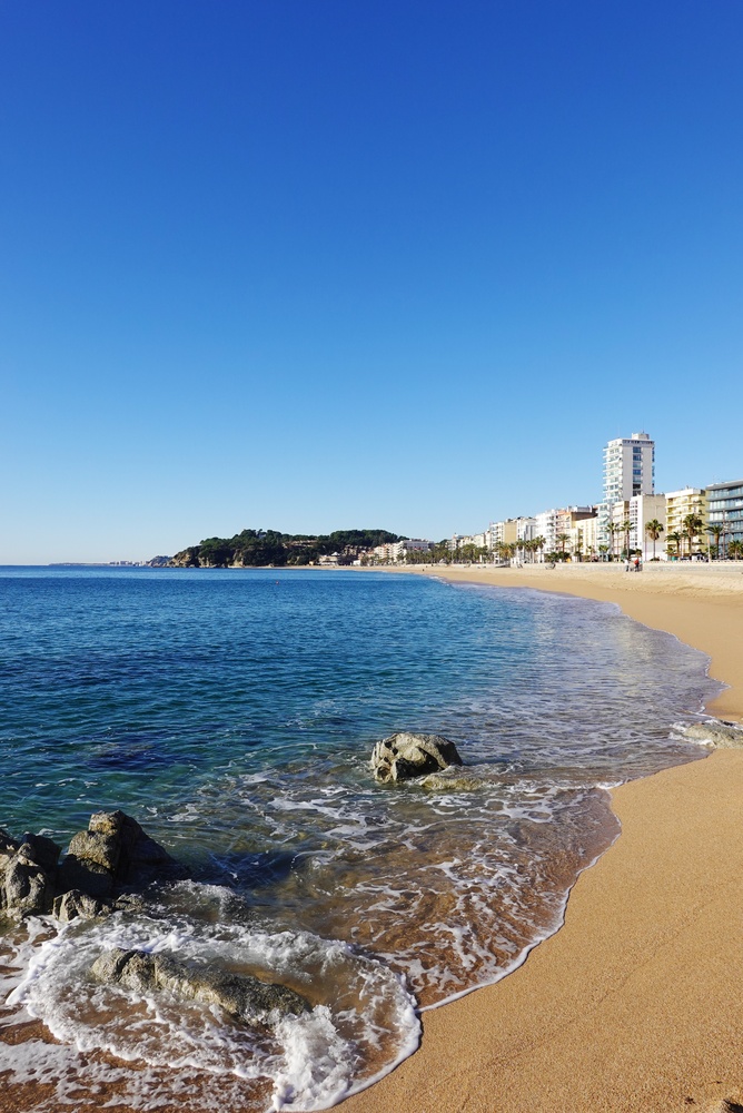¿Dónde alojarse en la Costa Brava? Los 6 mejores pueblos y buenos hoteles 10 Vista de la playa de Lloret de Mar, en la Costa Brava