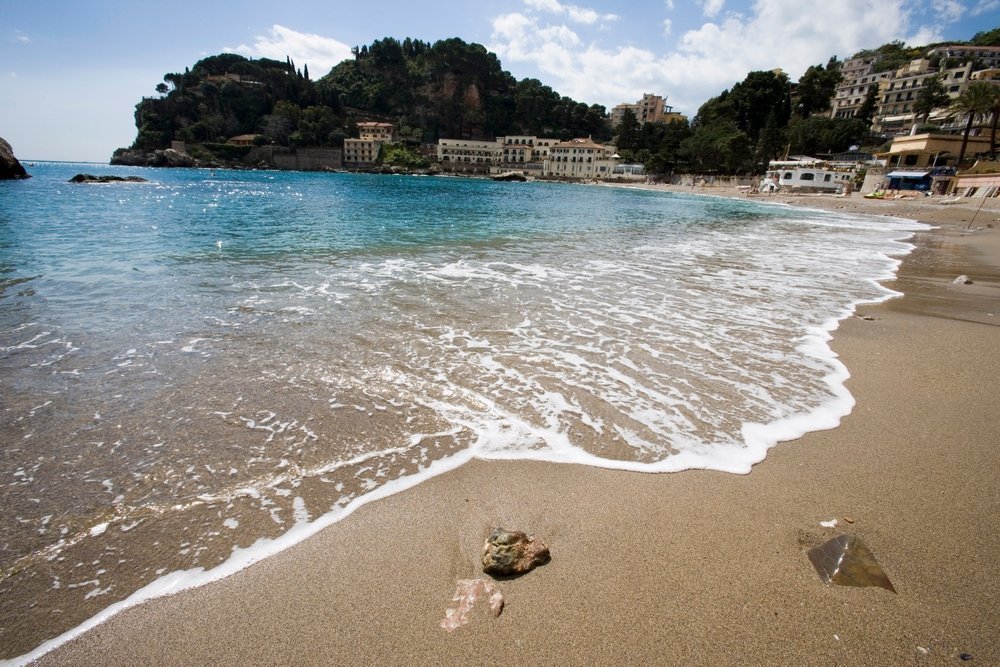 ¿Dónde alojarse en Taormina? Las 6 mejores zonas y buenos hoteles 10 Playa de Mazzarò, Taormina