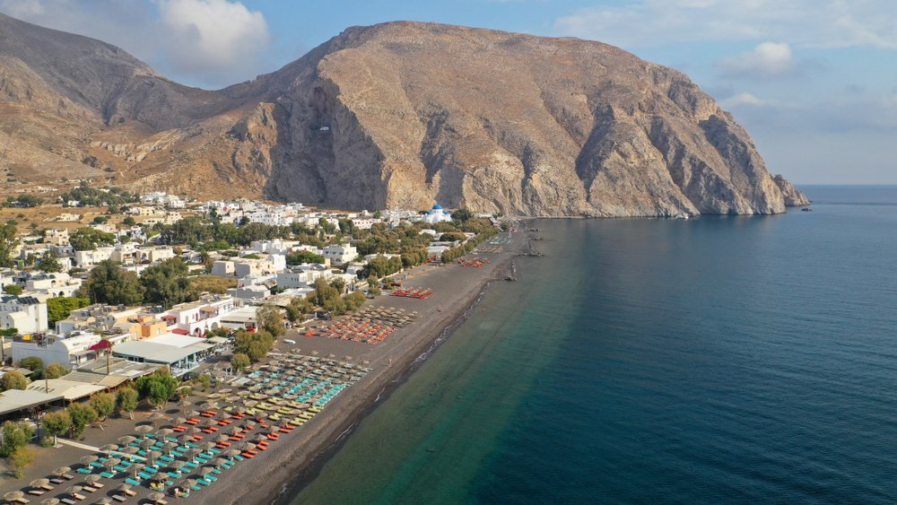 Qué ver en Santorini: 18 cosas que hacer, de la puesta de sol en Oia a las playas volcánicas 34 la playa negra y la bahía de Perissa vistas desde el aire