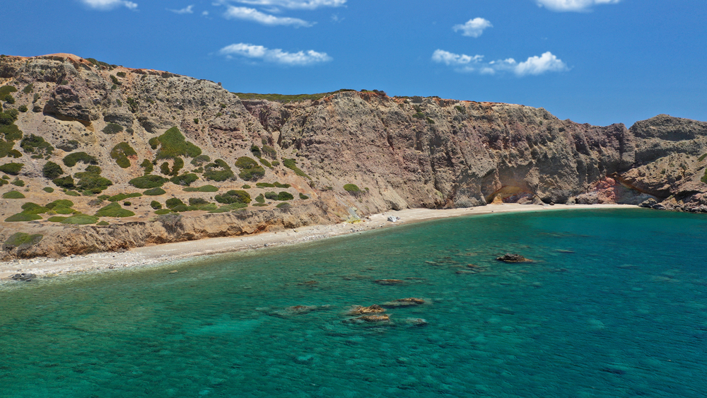 ¿Dónde alojarse en Milos? Las 6 mejores zonas y buenos hoteles 14 Los acantilados volcánicos de colores junto a la playa de Paleochori