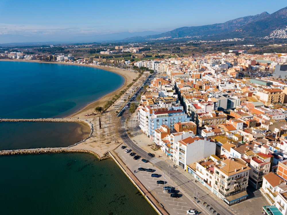 ¿Dónde alojarse en la Costa Brava? Los 6 mejores pueblos y buenos hoteles 13 Vista aérea de Roses, en la Costa Brava, con la playa y el paseo marítimo