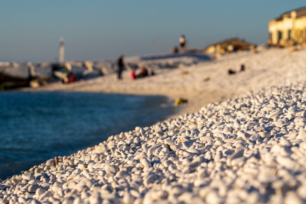¿Dónde alojarse en Pisa? Las 5 mejores zonas y buenos hoteles 11 La playa de piedras blancas y rompeolas de Marina di Pisa